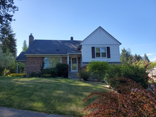 Building Photo - Spacious South Hill Home
