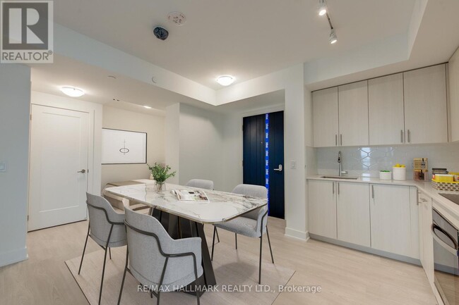 Photo du bâtiment - 2545-2545 Simcoe St N