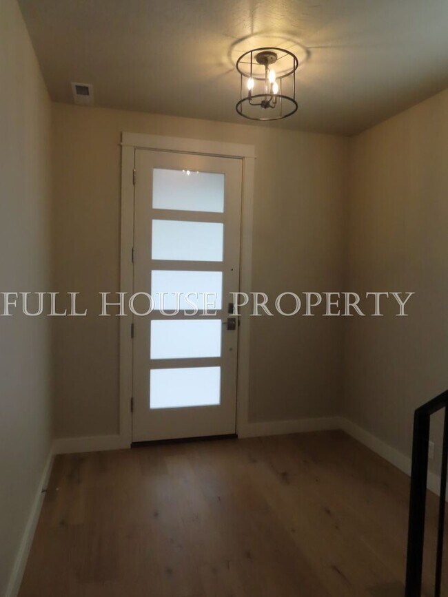 Building Photo - 4 br, 2.5 bath House - 5319 Highbanks Rd