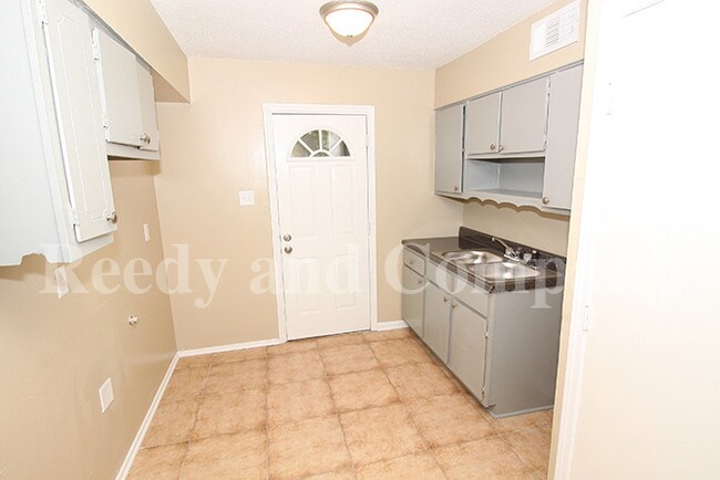 Building Photo - Traditonal 2 BR Duplex-Summer Ave