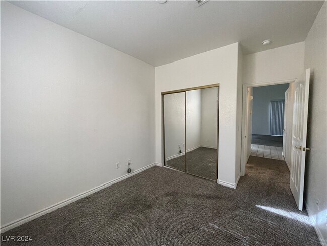 Building Photo - 983 Paisley St