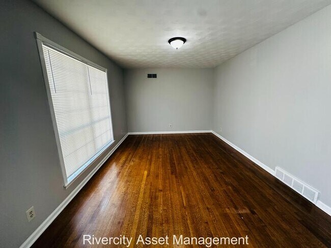 Foto del edificio - A Renovated Beauty. Definitely A Must See!!