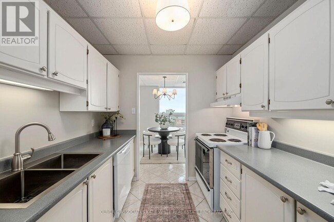 Building Photo - Spacious 3-Bedroom, 2-Bathroom Downtown Unit
