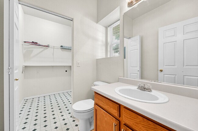 Foto del edificio - $1,995.00 - 2 Beds, 2.5 Bath, Condo in Tho...