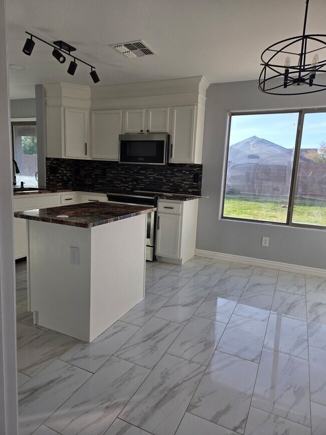 Foto del edificio - 2 STORY REMODELED HOME FREE RENT ON APPROVED CREDIT