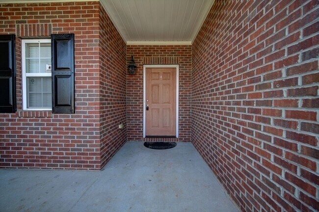 Foto del edificio - 4 BR/2 BA, Two Car Garage, Charming Home i...
