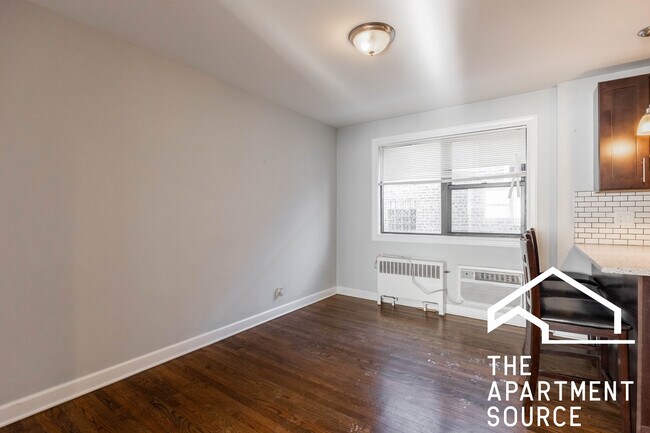 Foto del edificio - 6807 N Ridge Blvd