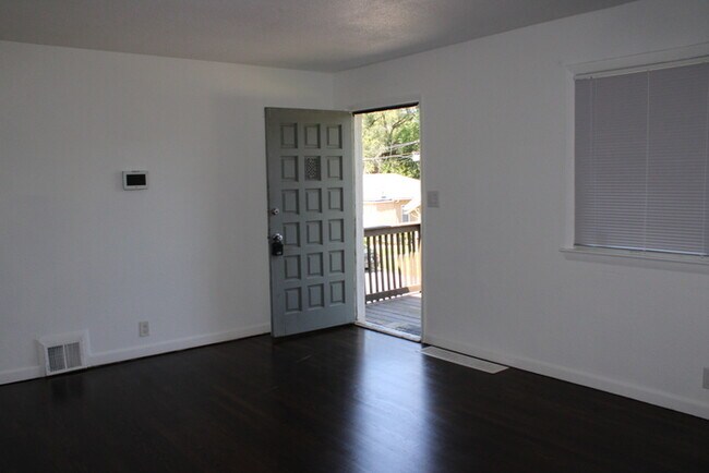 Foto del edificio - 4 Bed 1 bath off 635 and State Avenue