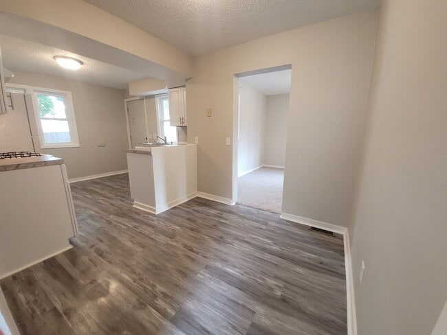 Foto del edificio - 1 Bedroom, 1 Bathroom Home near Iowa State Fairgrounds