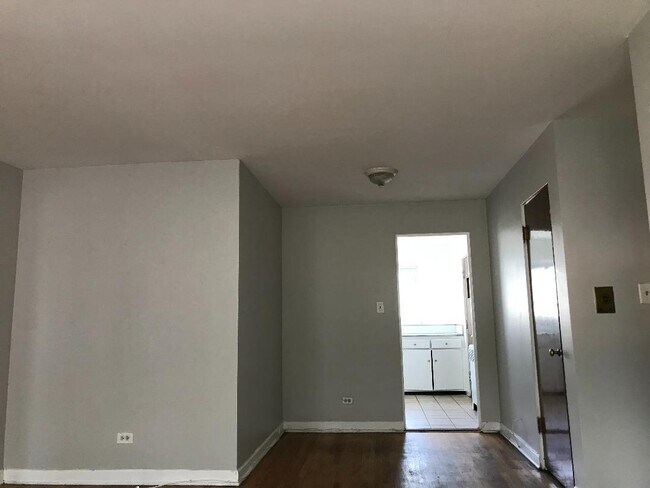 Foto del edificio - 6327 N Albany Ave