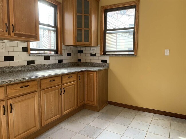 Foto del edificio - 651 NEWARK Ave