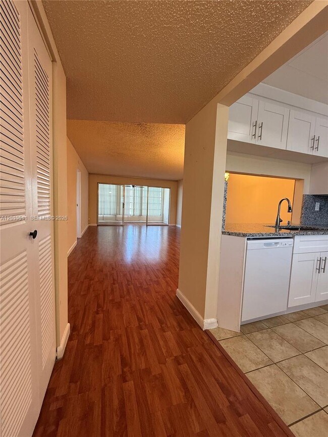 Foto del edificio - 8340 Sands Point Blvd