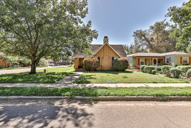 Building Photo - Adorable two bedroom home!
