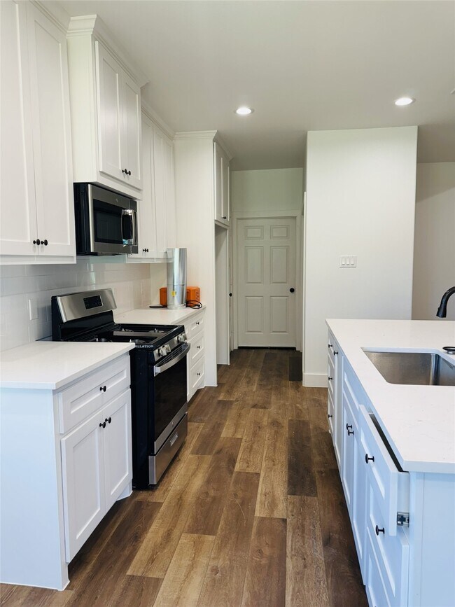 Foto del edificio - 8437 Winthrop Ln