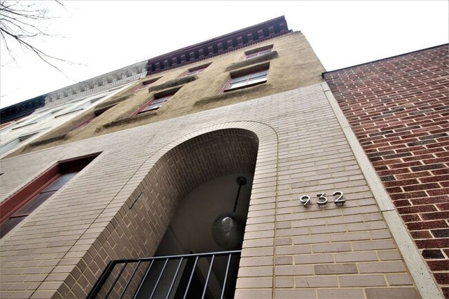 Building Photo - 932 N Charles St