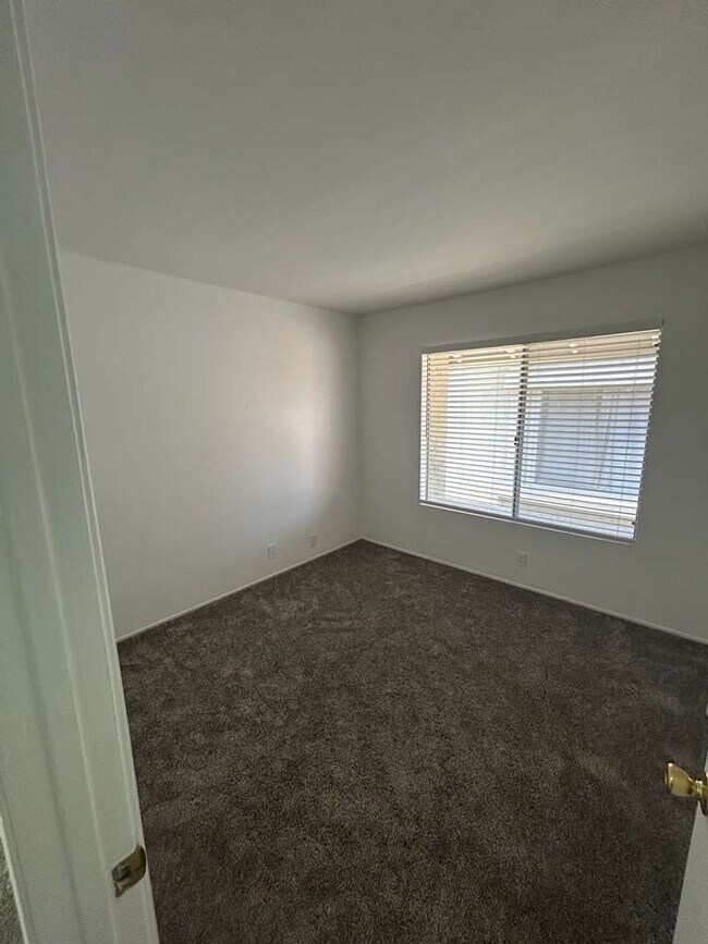 Foto del edificio - Spacious Renovated 3 bedroom/2 bath townhome in Paradise Hills! Move in Ready! $3,195