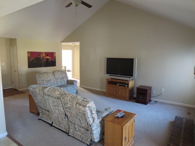 Building Photo - Nice Home Great Location with Perfect Back...