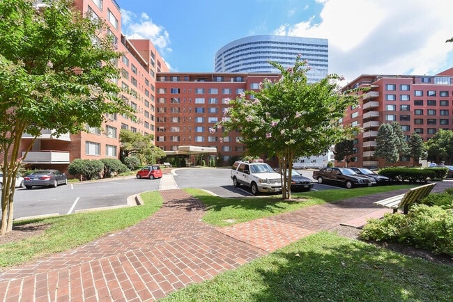 Foto del edificio - 1011 Arlington Blvd