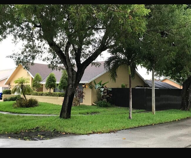 Foto del edificio - 2430 NW 102nd Ter