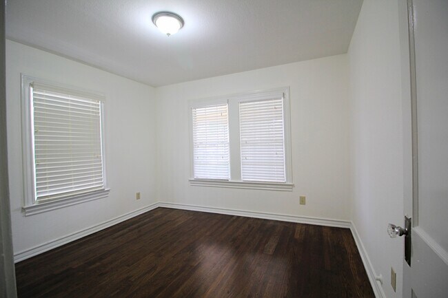 Building Photo - AVAILABLE NOW! 3 Bedroom Home near Southto...