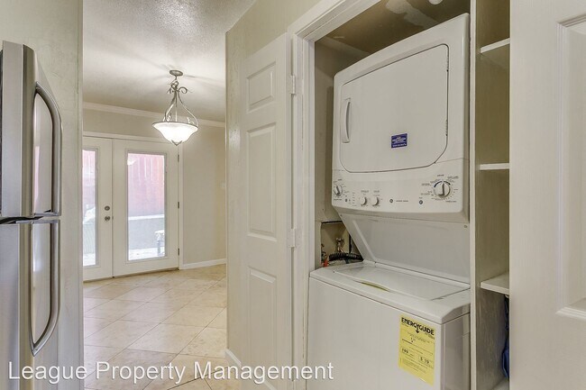 Building Photo - 2 br, 1.5 bath House - 2203 Park Hill Drive