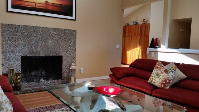 Building Photo - GEM in Somerset Bellevue, 4 beds/3 Baths w...