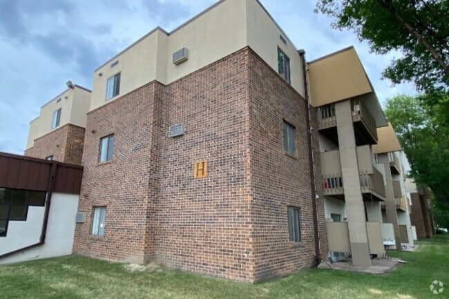 Building Photo - 715 N 40th St