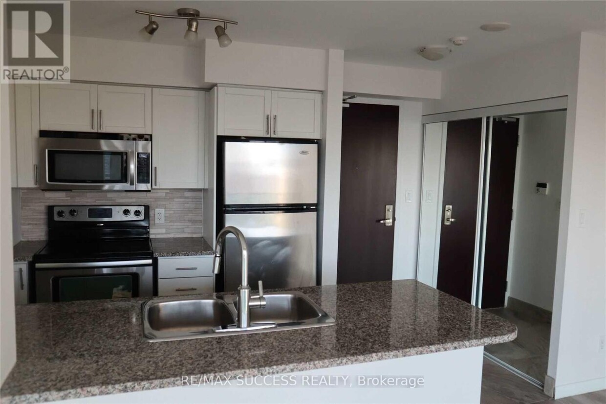 Photo principale - 208-2208 Enfield Pl