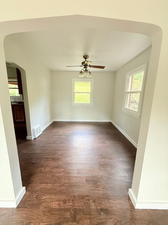 Foto del edificio - Beautiful Newly Renovated 2BD 1BA Home in ...