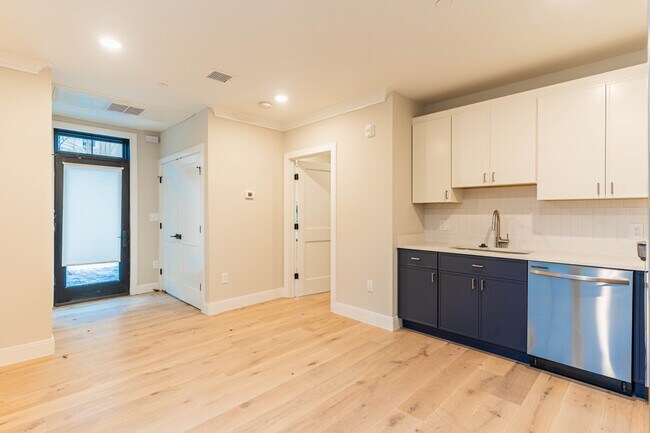 Building Photo - 157 Everett St