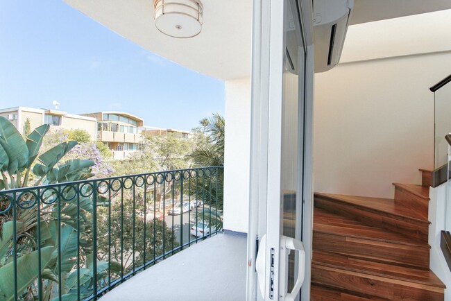 Building Photo - 625 N Flores St West Hollywood, CA 90048