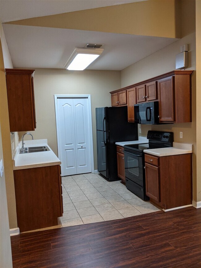 Building Photo - 2878 Lakeshore Dr