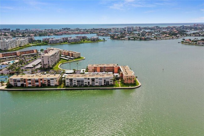 Foto del edificio - 7645 Sun Island Dr S