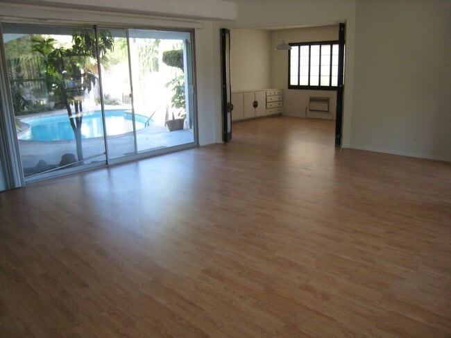 Foto del edificio - 13203 Moorpark St