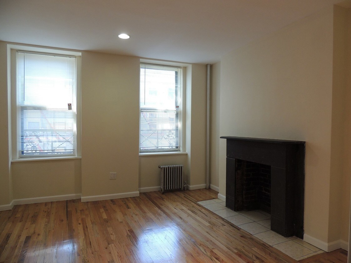 Primary Photo - 347 E 65th St