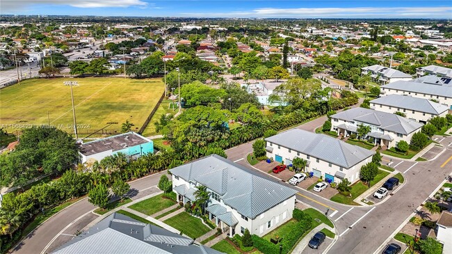 Foto del edificio - 5040 Eucalyptus Dr