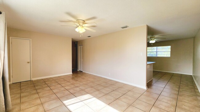 Foto del edificio - Clean & Cozy 3 bed/1 bath home with spacio...