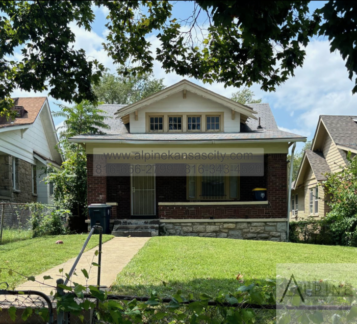 Primary Photo - Midtown Bungalow on Fenced Lot