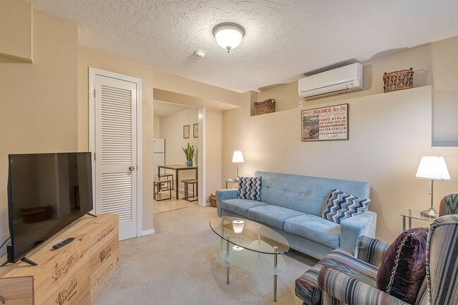 Building Photo - Studio style one bedroom in SW all Utiliti...
