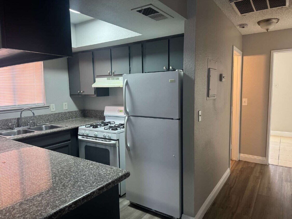 Foto principal - Spacious 2 Bed, 2 Bath Unit – Great Location!
