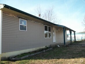 Building Photo - 208 Sundale St