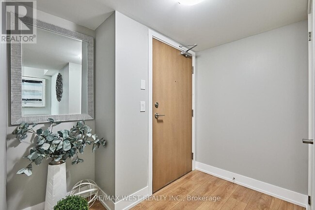 Building Photo - 1255 Bayly St