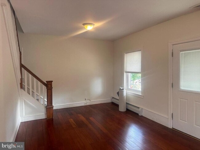 Building Photo - 229 Iona Ave