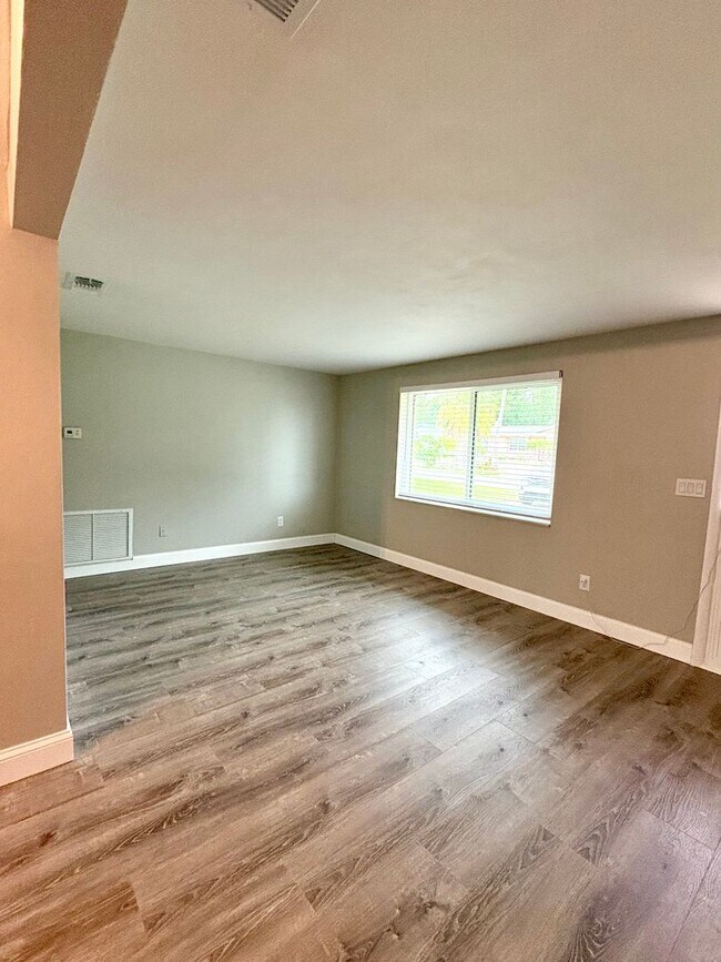 Foto del edificio - Fully Remodeled Beautiful Home with Bonus ...