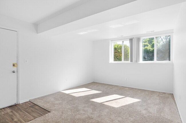 Sala de estar - 2/1 Traditional - Huntington on the Hill