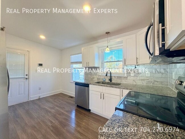 Building Photo - 903 Michigan St