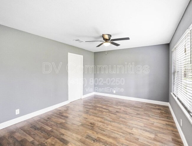 Building Photo - 1521 W Blum St