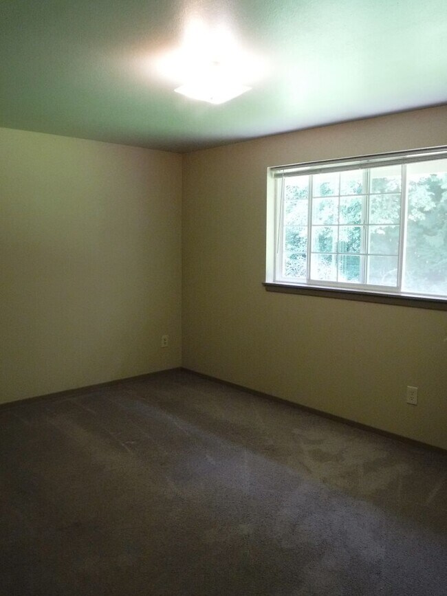 Foto del edificio - Just Reduced!! Two Bedroom, One Bath duplex in South Hill- One-Level Living on a Quiet Dead End S...