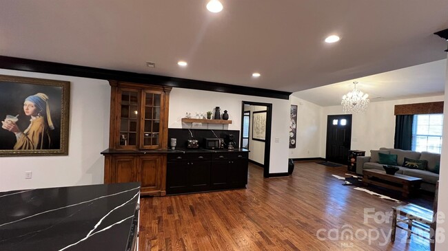 Foto del edificio - 2301 Remount Rd