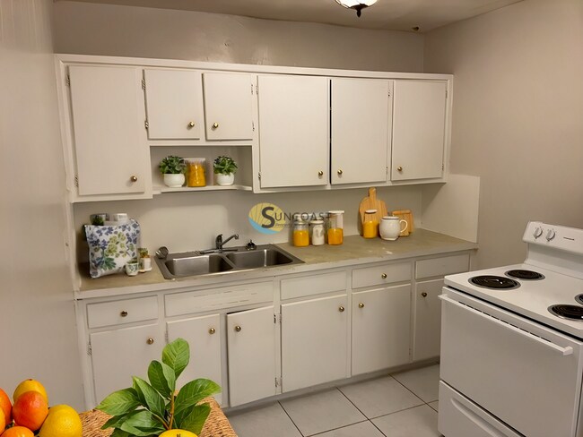 Building Photo - PICK ME! Recently Renovated 3/1 - 1252 Sq. Ft